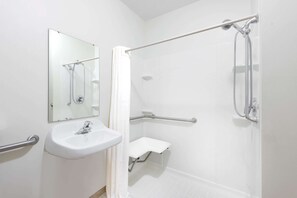 Combined shower/bathtub, free toiletries, hair dryer, towels - Hawthorn Extended Stay by Wyndham Seville (Seville)