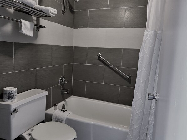 Amenidades de baño gratuitas, secadora de cabello, toallas 