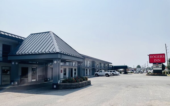 Un hôtel au design moderne, doté d’un toit plat et d’une enseigne bien visible indiquant « Rogers Inn ».