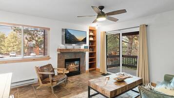 1 Bedroom Condo T1 | Área de estar | TV, lareira, DVD player