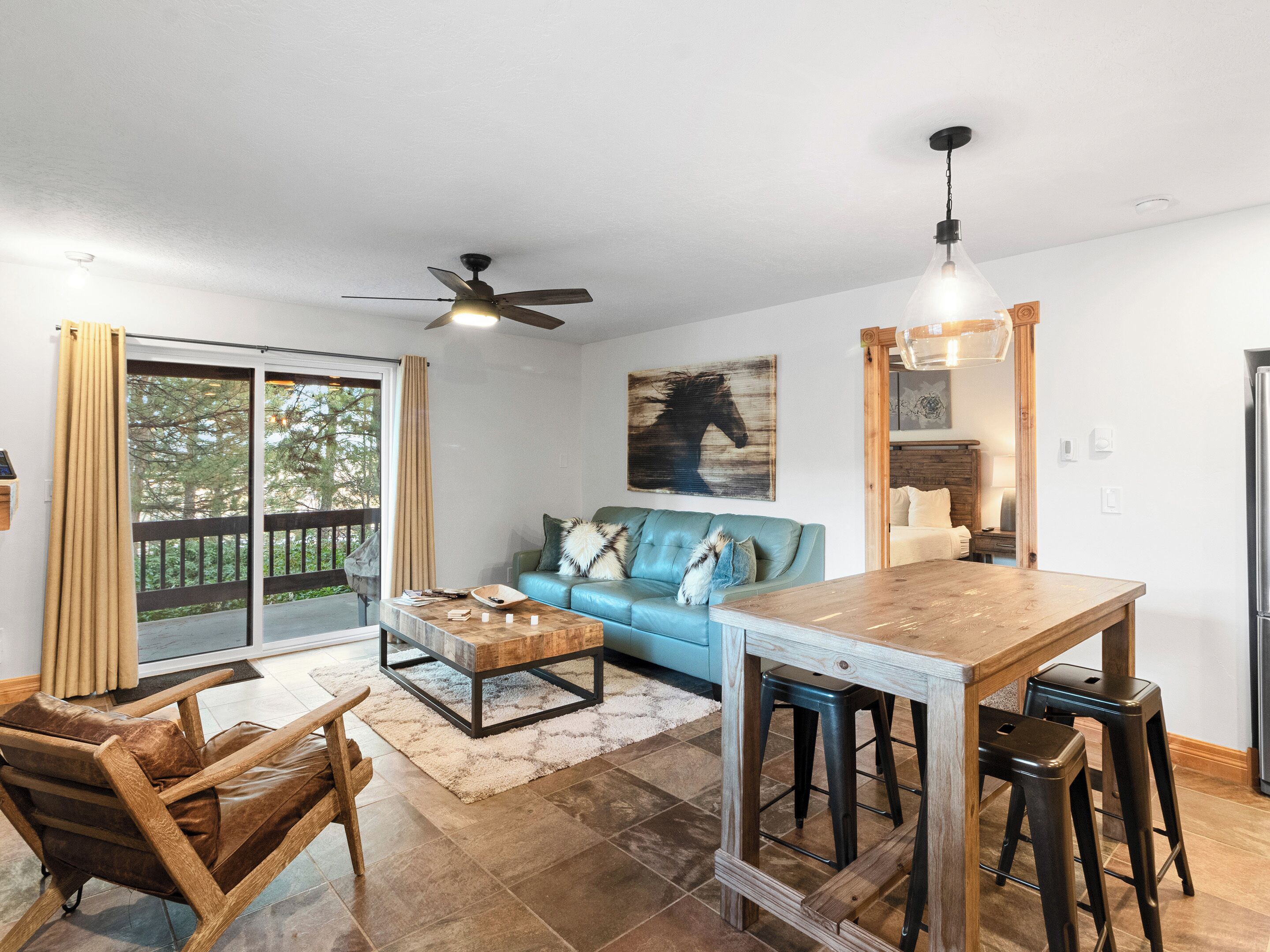 Design-huoneisto | Oleskelualue | Televisio, takka, DVD-soitin