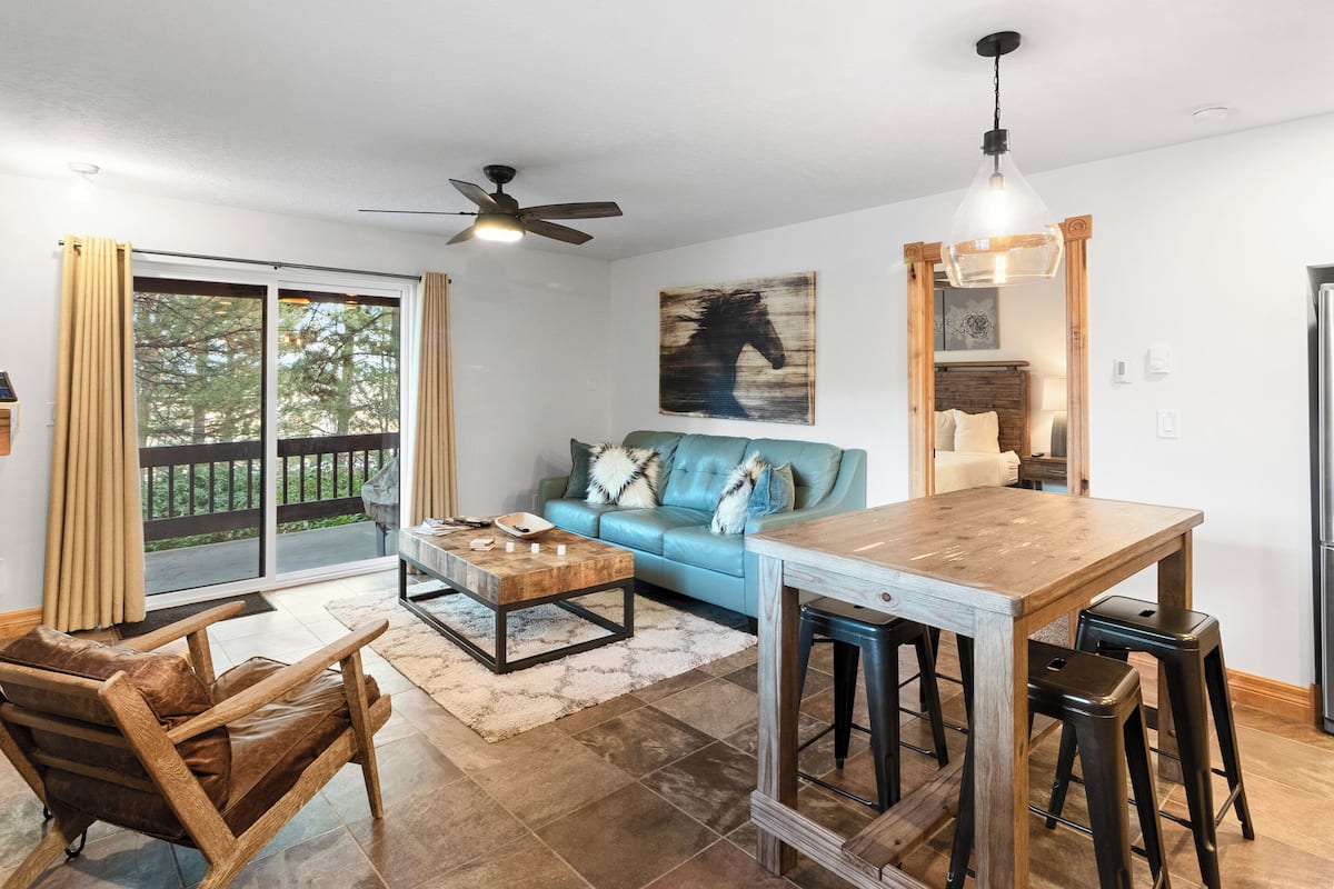 Design appartement | Woonruimte | Televisie, een open haard en een dvd-speler