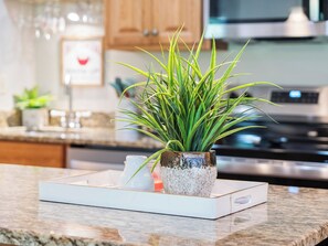 1 Bedroom N3 | Private kitchen | Full-sized fridge, microwave, oven, stovetop - Red Pine Condominiums by All Seasons Resort Lodging (Park City)
