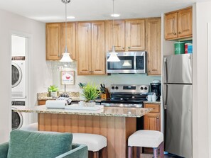Condo | Cocina privada | Refrigerador con congelador, microondas, horno y parrilla de estufa 