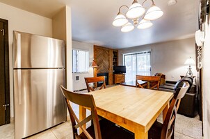 Condo, 1 quarto (X3) | Sala de jantar