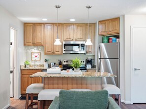 Condo | Cocina privada | Refrigerador con congelador, microondas, horno y parrilla de estufa 