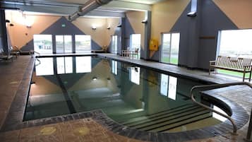 Kolam renang indoor dan kolam renang outdoor