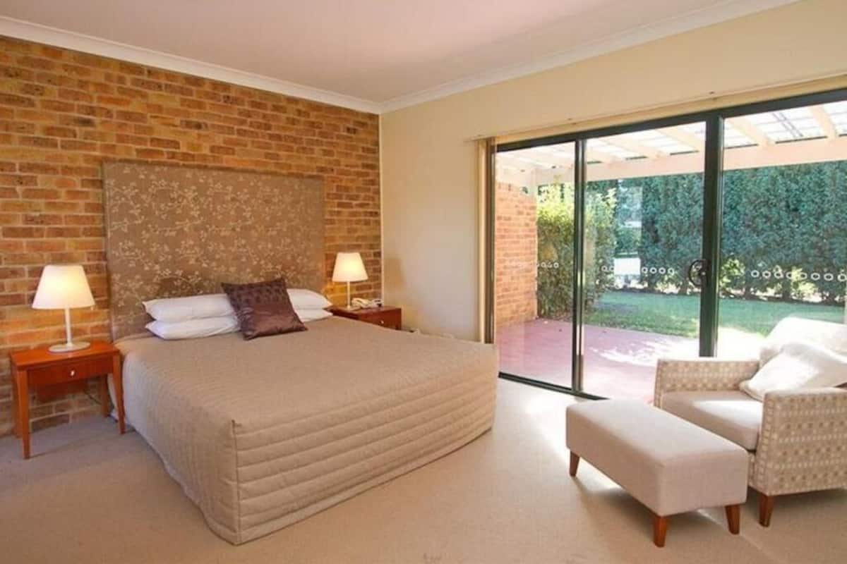 Escritorio, tabla de planchar con plancha y cuna de viaje