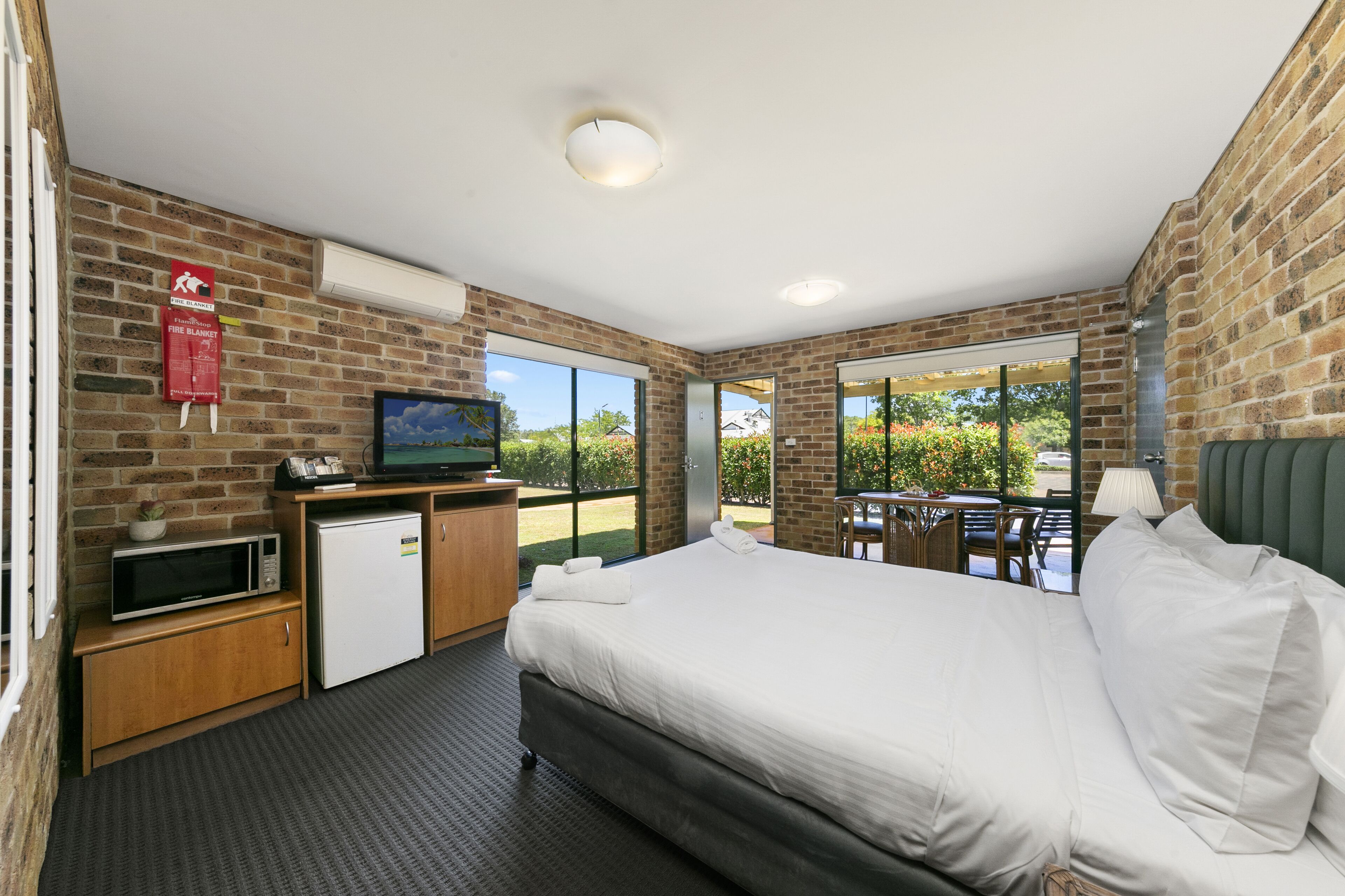 Standard Room (Queen) | Desk, iron/ironing board, travel crib, rollaway beds (surcharge)