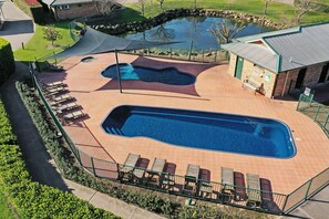 2 outdoor pools - Potters Apartments (Nulkaba)