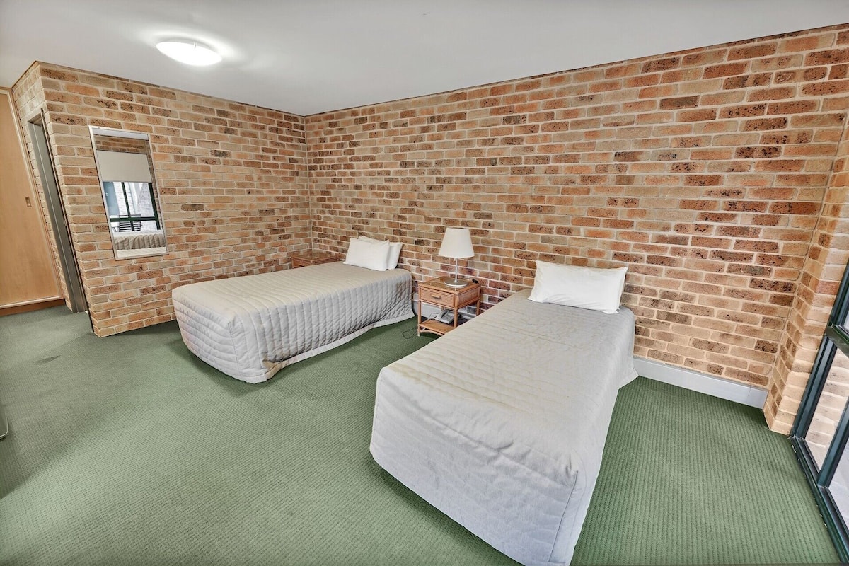 Escritorio, tabla de planchar con plancha y cuna de viaje