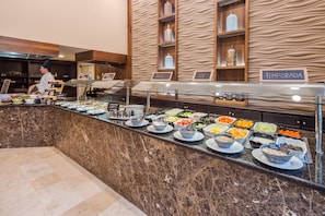 Se sirven desayunos, comidas y cocina mexicana con vista al jardín