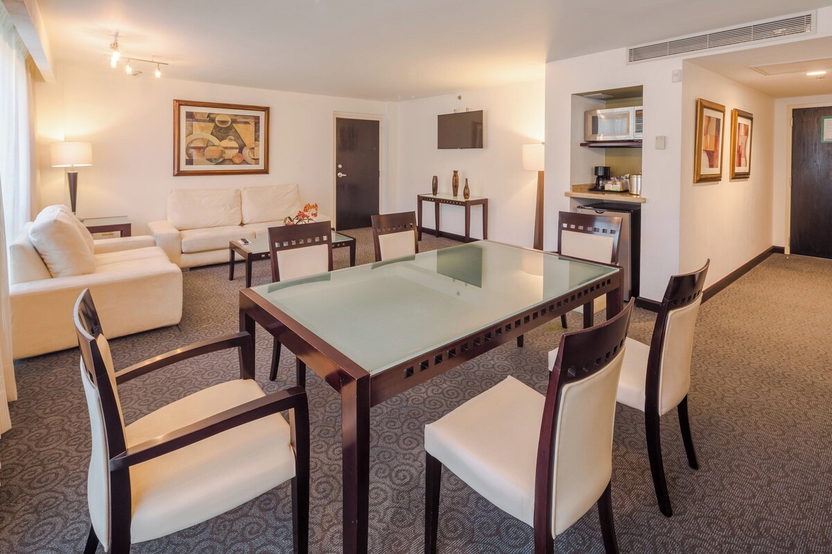Suite, 1 King Bed, Garden View (High Floor) | Room amenity