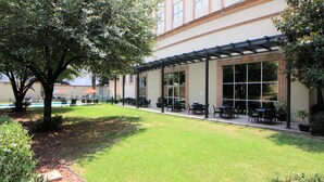 A courtyard with a pool, outdoor seating, and a pergola. - Holiday Inn Monterrey Valle by IHG (San Pedro Garza García)