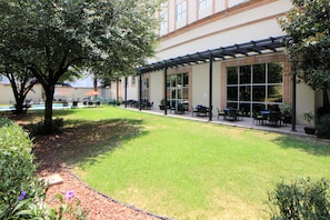 A courtyard with a pool, outdoor seating, and a pergola. - Holiday Inn Monterrey Valle by IHG (San Pedro Garza García)