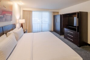 A hotel room with a large bed, a TV, a wardrobe, and a window with curtains. - Holiday Inn Monterrey Valle by IHG (San Pedro Garza García)