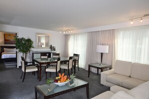 Suite, 1 King Bed, Garden View (High Floor)