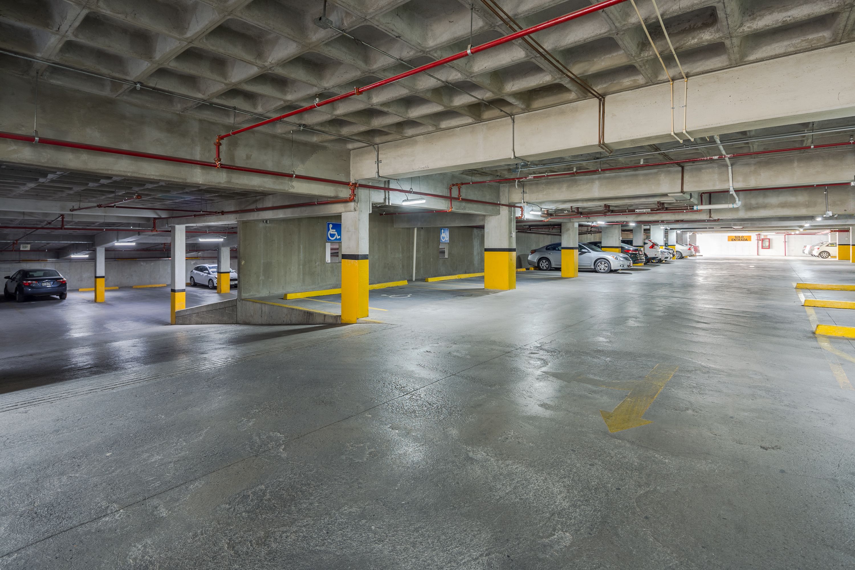 valet parking (surcharge) (30 per day)