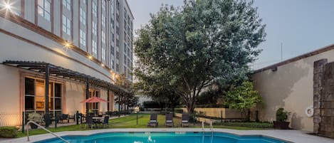 Seasonal outdoor pool, pool loungers