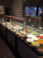 每日供应自助式早餐（每人 EUR 20）