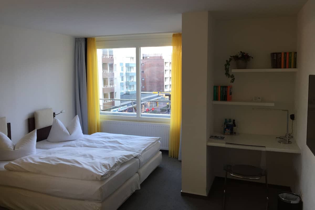 Hochwertige Bettwaren, Minibar, Zimmersafe, individuell eingerichtet