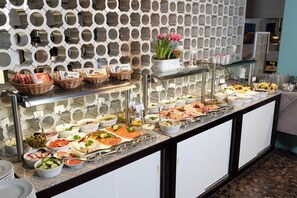 Se ofrece un desayuno bufé (20 EUR por persona)