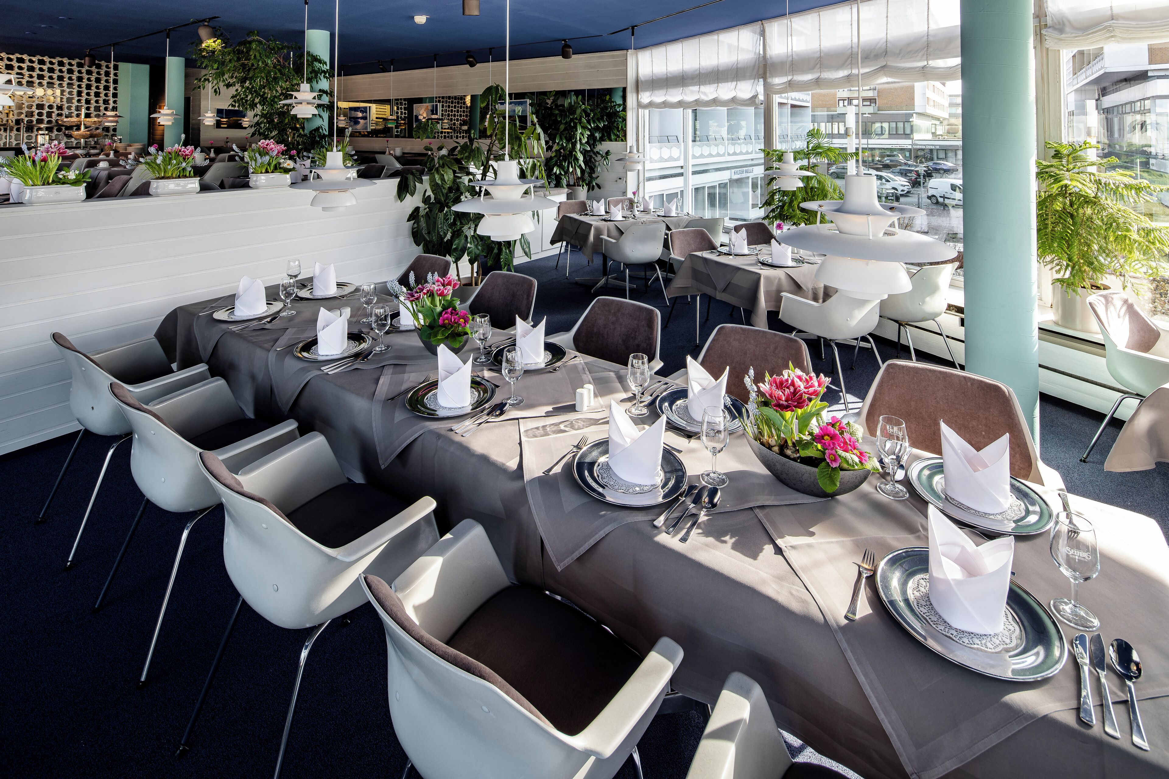 2 间餐厅，供应早餐、午餐和晚餐，地区菜