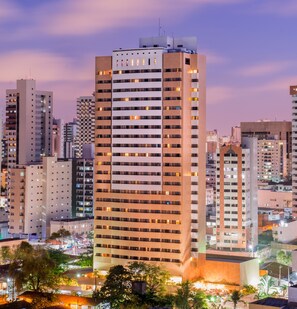 واجهة المنشأة - في المساء/الليل