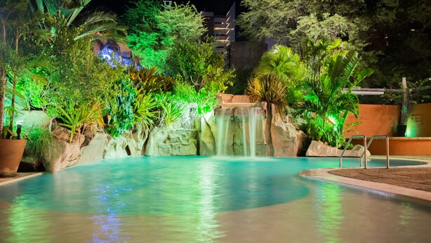 Una piscina al aire libre