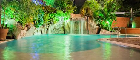 Una piscina al aire libre