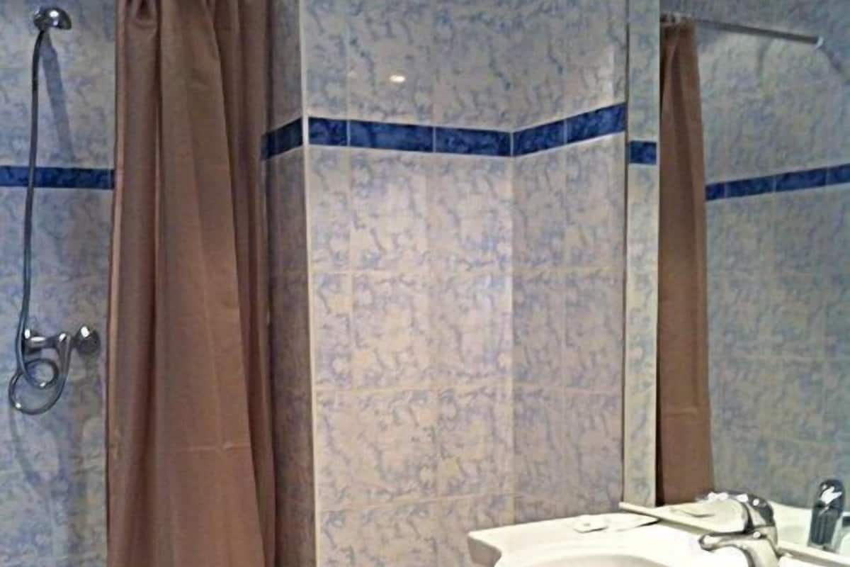 Quadruple Room | Bathroom | Shower, hair dryer, towels