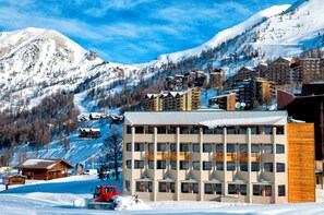 Front of property - SOWELL RÉSIDENCES New Chastillon (Isola)