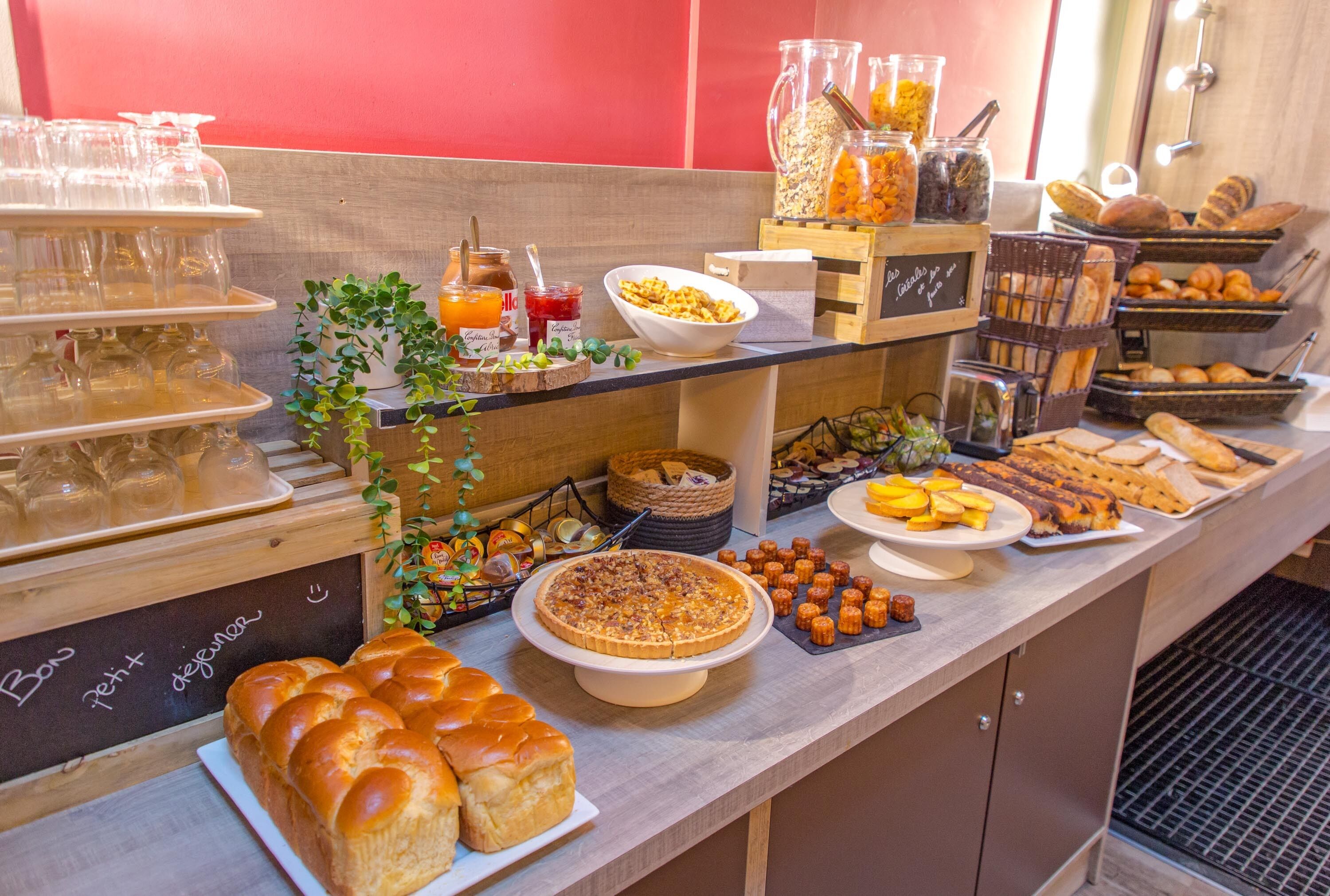 Petit déjeuner buffet servi tous les jours en supplément