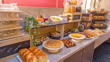 Petit déjeuner buffet servi tous les jours en supplément