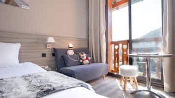 Superior-Dreibettzimmer | Zimmersafe, Verdunkelungsvorhänge, kostenloses WLAN, Bettwäsche