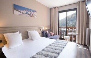 Superior Triple Room | In-room safe, blackout drapes, free WiFi, bed sheets - SOWELL Family Les Bergers (Uvernet-Fours)
