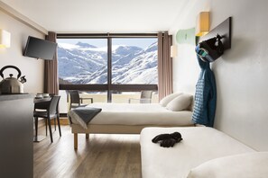 Studio Triple Occupancy | In-room safe, blackout drapes, iron/ironing board - SOWELL RÉSIDENCES Pierre Blanche (Les Belleville)