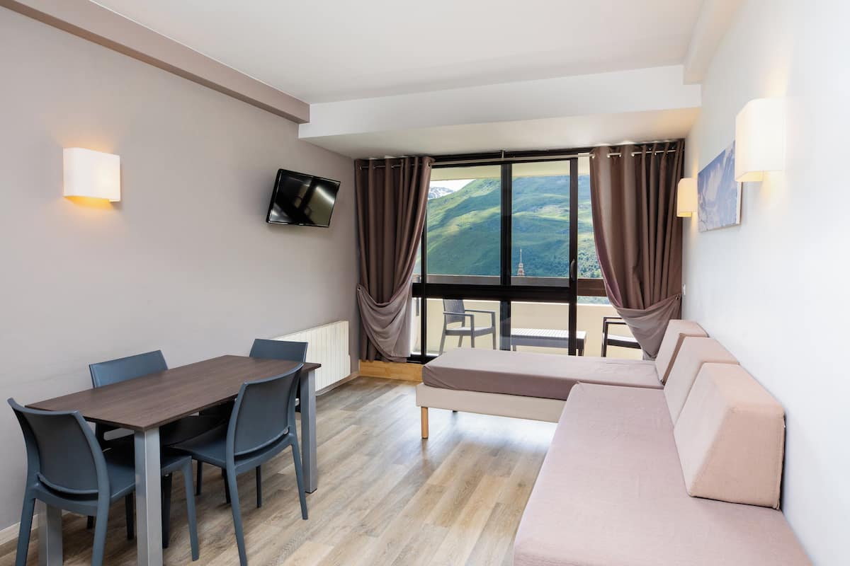 Living area | Flat-screen TV