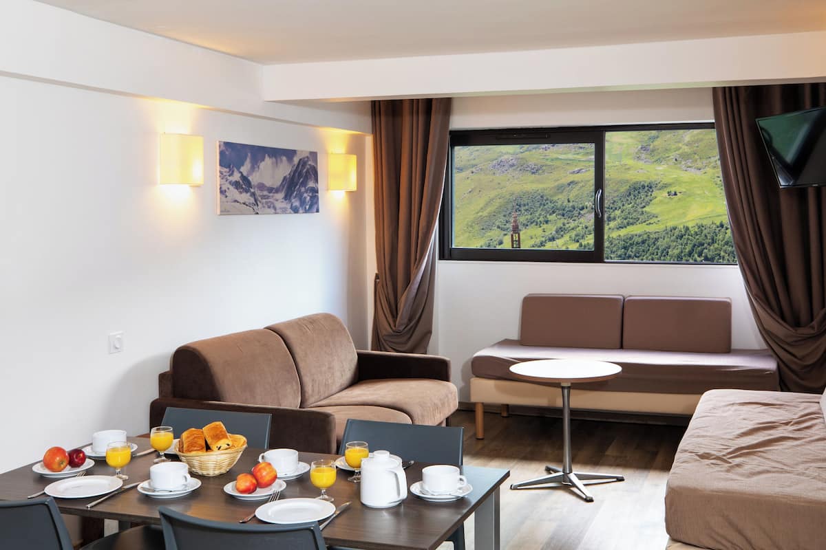 Living area | Flat-screen TV