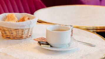 Petit déjeuner continental (15 EUR par personne)