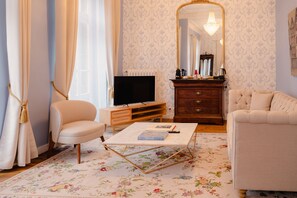 Habitación presidencial | Zona de estar | Televisión de pantalla plana de 66 cm con canales por satélite