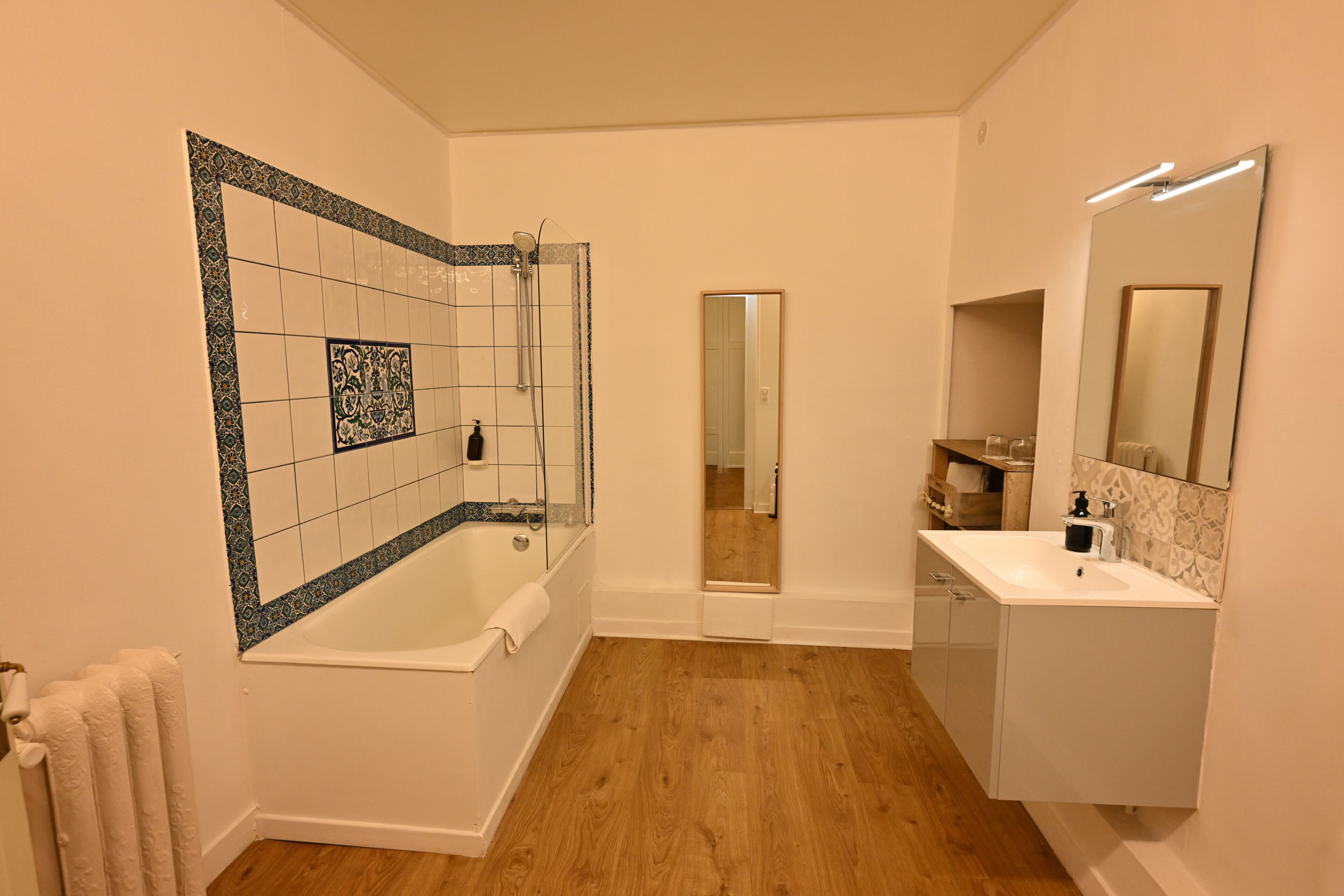Un baño con bañera, ducha, lavabo y espejo.