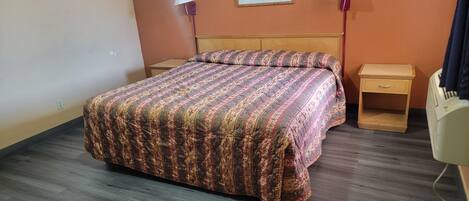 Meja kerja, Wi-Fi gratis, dan seprai linen