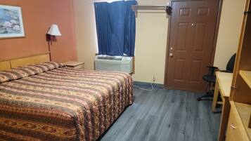 Quarto tradicional, 1 cama King | Escrivaninha, Wi-Fi de cortesia, roupa de cama