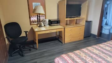 Traditional Room, 1 King Bed | Desk, free WiFi, bed sheets