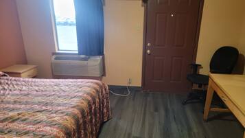 Skrivebord, wi-fi (inkludert) og sengetøy