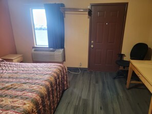 Desk, free WiFi, bed sheets - Budget Host Motel Gainesville (Gainesville)