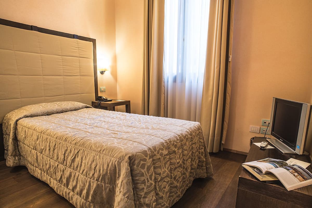 Singola Standard | Minibar, una cassaforte in camera, insonorizzazione, Wi-Fi gratuito