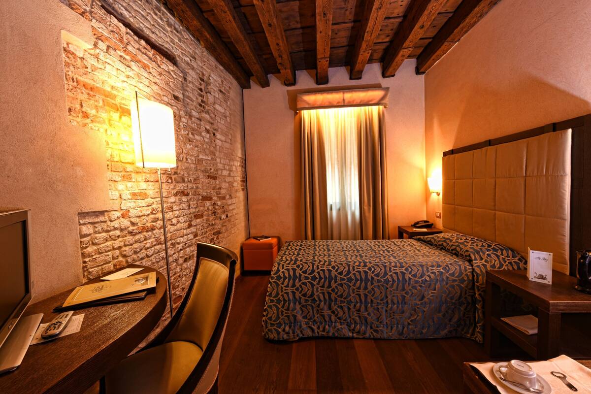 Minibar, in-room safe, soundproofing, free WiFi