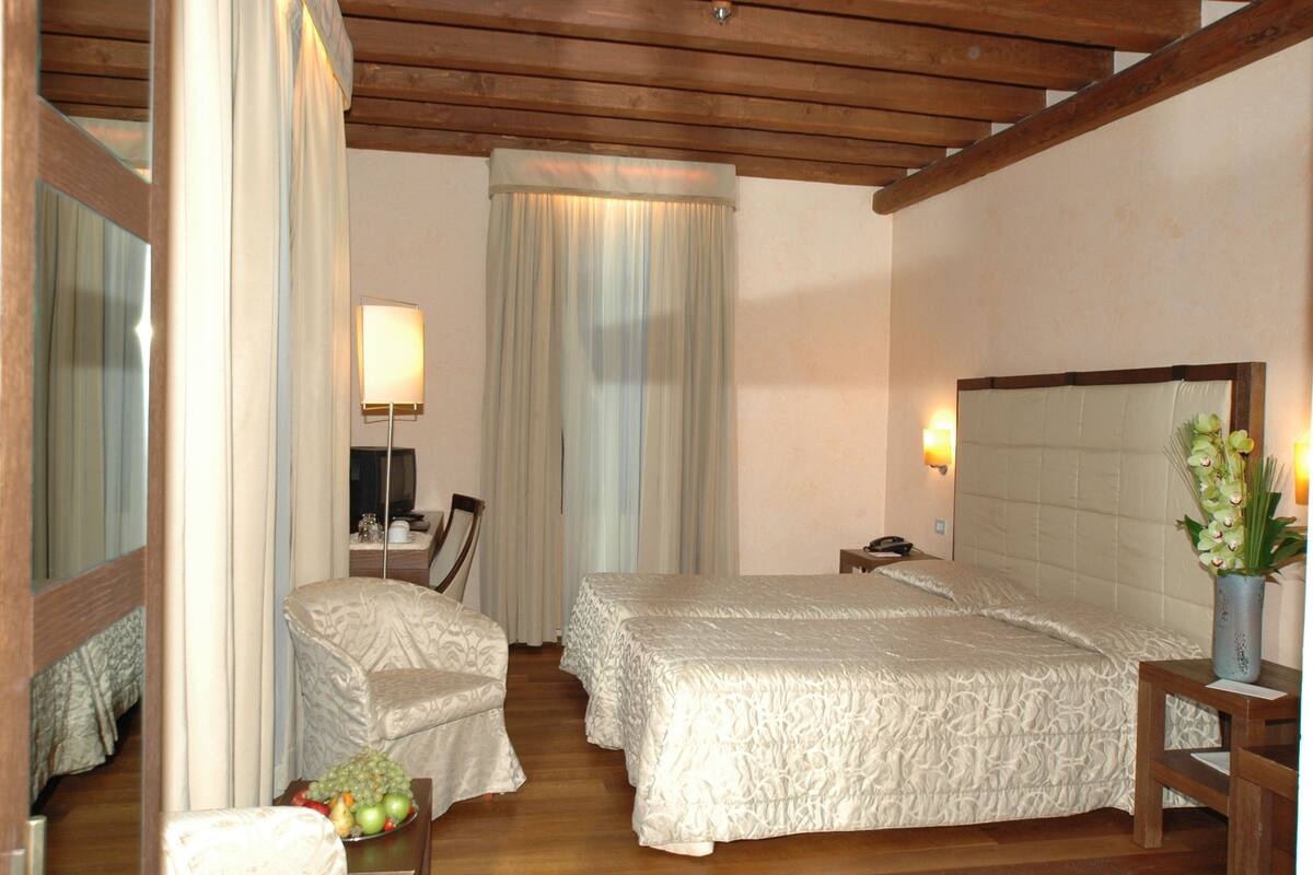 Minibar, in-room safe, soundproofing, free WiFi